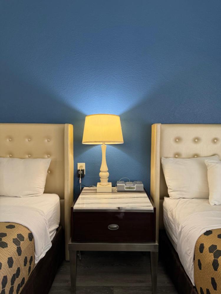 Queen Room with Two Queen Beds - Non-Smoking interior